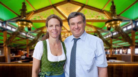 The festival host family Lorenz and Christine Stiftl in the Volkssängerzelt Schützenlisl® festival tent.