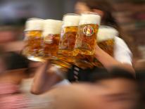 Bedienung im Paulaner Festzelt mit Maßkrüge Oktoberfestbier