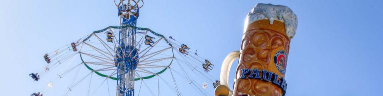 Der 25m hohe Turm vom Paulaner Festzelt ist ein Hingucker auf dem Oktoberfest.