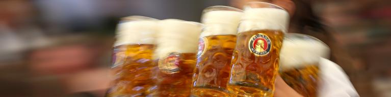 Bedienung im Paulaner Festzelt mit Maßkrüge Oktoberfestbier Bedienung im Paulaner Festzelt mit Maßkrüge Oktoberfestbier