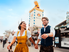 Besucher vor dem Paulaner Festzelt auf dem Münchner Oktoberfest.