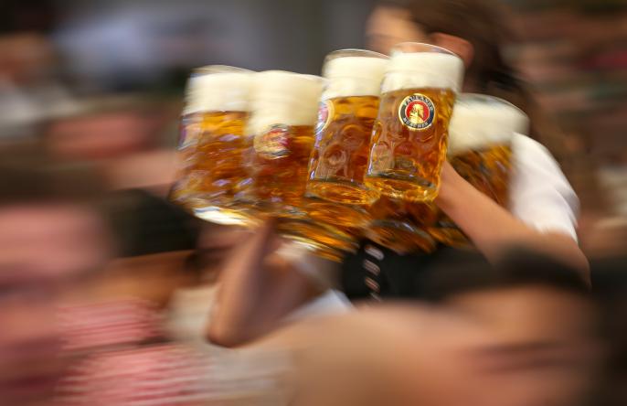 Bedienung im Paulaner Festzelt mit Maßkrüge Oktoberfestbier