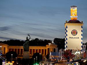 Paulaner Festzelt Außenansicht bei Nacht mit Paulaner-Turm