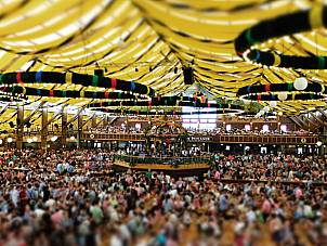 Paulaner Festzelt Innenansicht mit Publikum