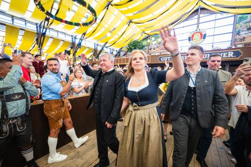Einzug ins Paulaner Festzelt: Lorenz und Christine Stiftl mit Söhnen Stefan Stiftl und Korbinian Zitzlsperger